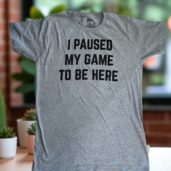 Ann Arbor T-shirt Co. I Paused My Game to Be Here Video Game Joke Phrase T-Shirt - Picture 12 of 16